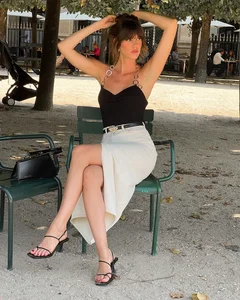 5 Essential Fashion Staples for Women Over 40 to Look Taller and More Elegant - image 1