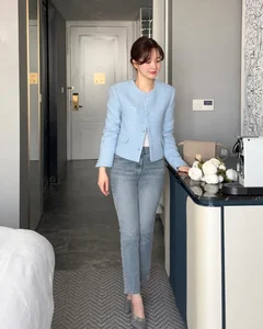 5 Essential Fashion Staples for Women Over 40 to Look Taller and More Elegant - image 9