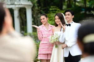 Miss Vietnam Tieu Vy Catches the Bridal Bouquet at Phuong Anh’s Wedding - image 3