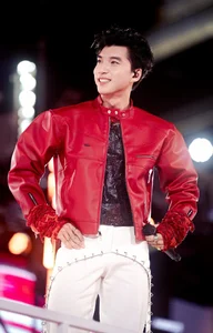 Vietnamese Star HIEUTHUHAI Dominates the Stage with Early Week Shows - image 7