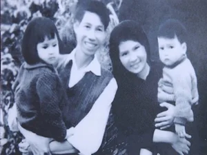 Rare Youth Photos of Vietnamese Diva Thanh Lam and Her Beautiful Mother - image 3