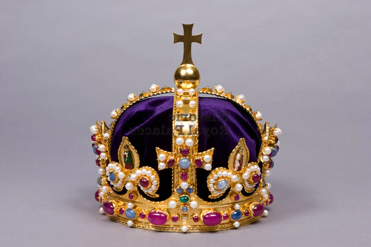 Hidden Gold: A Metal Detectorist’s Stunning Discovery in an Open Field