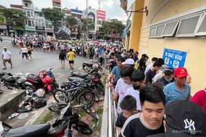 Fans Queue Up at Stadium for Nam Dinh's V-League Championship Celebration - image 7