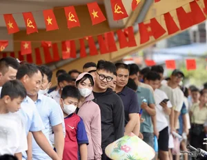 Fans Queue Up at Stadium for Nam Dinh's V-League Championship Celebration - image 4