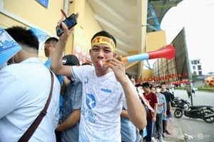 Fans Queue Up at Stadium for Nam Dinh's V-League Championship Celebration - image 8