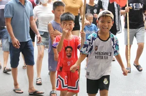 Fans Queue Up at Stadium for Nam Dinh's V-League Championship Celebration - image 1