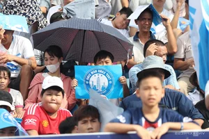 Fans Queue Up at Stadium for Nam Dinh's V-League Championship Celebration - image 5