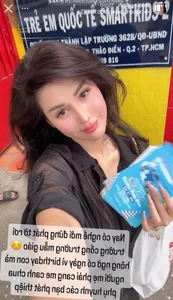 The Viral Story of the Glamorous Mom Distributing Flyers at a Kindergarten - image 3