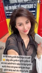 The Viral Story of the Glamorous Mom Distributing Flyers at a Kindergarten - image 11