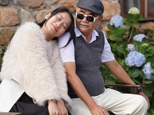 NSND Viet Anh and Girlfriend Turn Heads with Sweet Appearance at Public Event - image 3