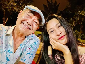 NSND Viet Anh and Girlfriend Turn Heads with Sweet Appearance at Public Event - image 0