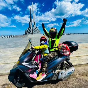 Inspiring Journey: 60-Year-Old Grandmother Conquers Vietnam's Coastal Roads by Motorbike - image 2