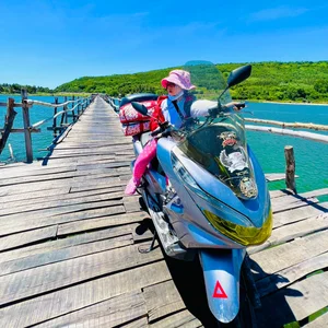 Inspiring Journey: 60-Year-Old Grandmother Conquers Vietnam's Coastal Roads by Motorbike - image 7