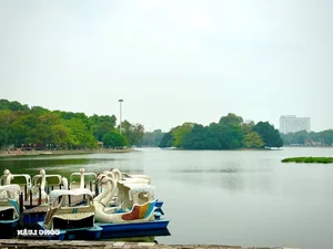 Thong Nhat Park Becomes the Ultimate Youth Hangout and Cooling Spot During Seasonal Transitions - image 1