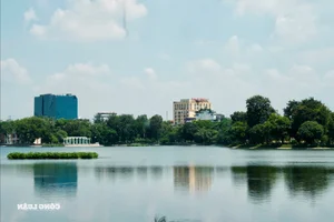 Thong Nhat Park Becomes the Ultimate Youth Hangout and Cooling Spot During Seasonal Transitions - image 8