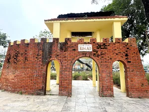 Thong Nhat Park Becomes the Ultimate Youth Hangout and Cooling Spot During Seasonal Transitions - image 2
