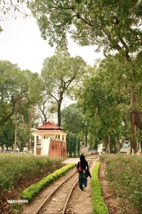 Thong Nhat Park Becomes the Ultimate Youth Hangout and Cooling Spot During Seasonal Transitions - image 7
