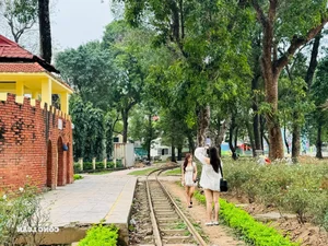 Thong Nhat Park Becomes the Ultimate Youth Hangout and Cooling Spot During Seasonal Transitions - image 0