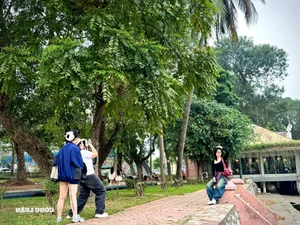 Thong Nhat Park Becomes the Ultimate Youth Hangout and Cooling Spot During Seasonal Transitions - image 9