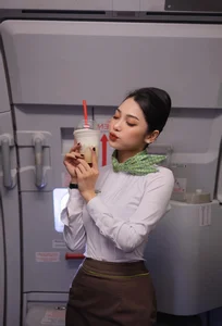 Da Nang Flight Attendant Captivates Hearts with Her Sweet and Radiant Beauty - image 3