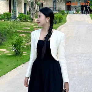 Gen Z Teacher Le Ha Inspires with Trendy Classroom Outfits - image 2