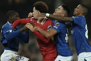 Red Card Drama: Liverpool Battles Hard to Retain Premier League Top Spot - image 4