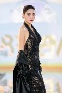 Model Vo Hoang Yen Stuns Runway with 8-Month Baby Bump Catwalk - image 3
