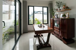 Inside a 50m2 Urban Townhouse: Maximizing Light and Greenery - image 7