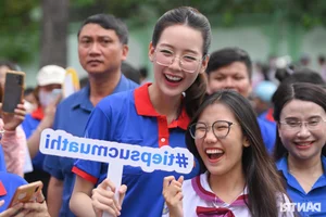 Phuong My Chi and Miss Bao Ngoc Support Students During HCMC Exam Season - image 4