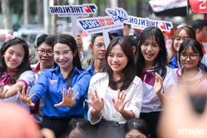 Phuong My Chi and Miss Bao Ngoc Support Students During HCMC Exam Season - image 5