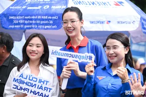 Phuong My Chi and Miss Bao Ngoc Support Students During HCMC Exam Season - image 10