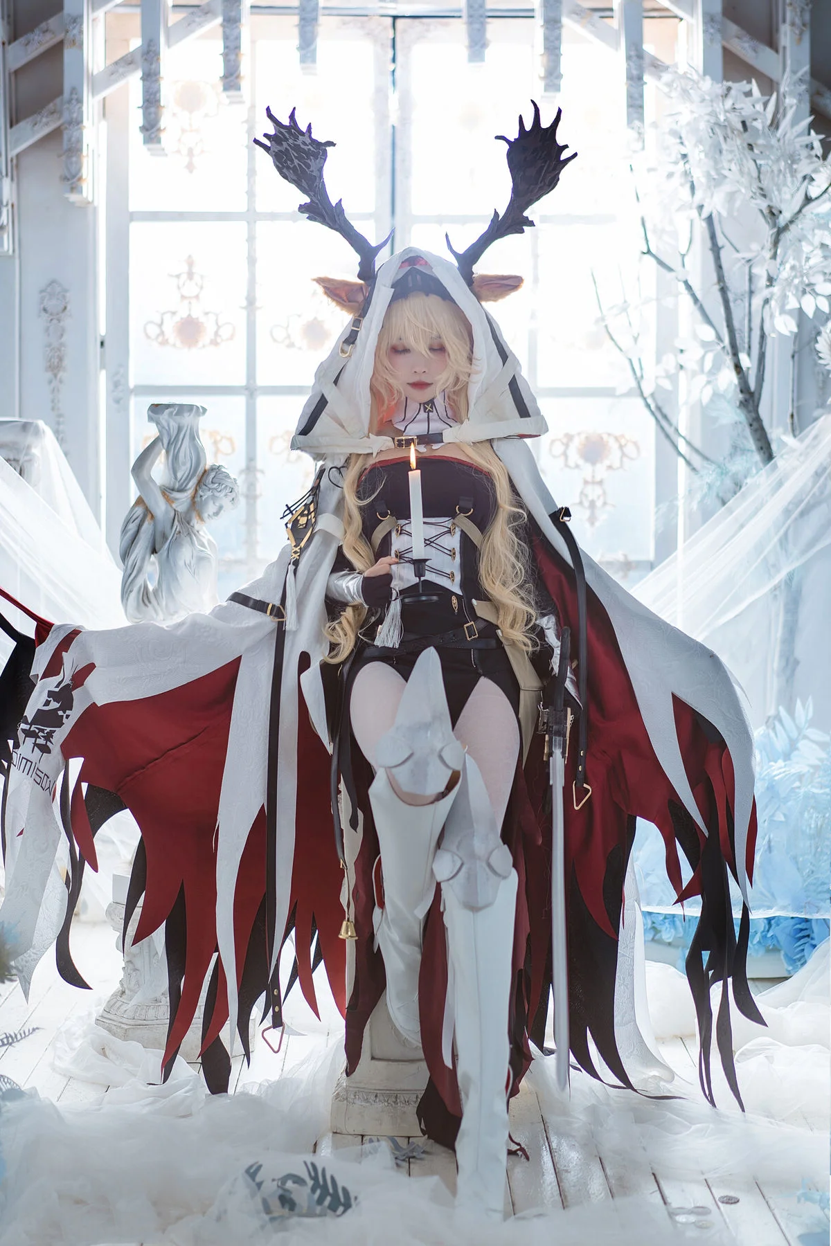 Stunning Arknights Viviana Rost Cosplay by Yi Qian Zhi Mao Bo He: The Candle Knight (13P Image Gallery)