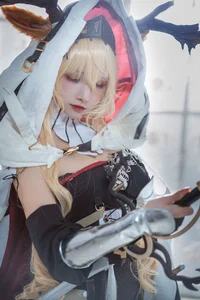 Stunning Arknights Viviana Rost Cosplay by Yi Qian Zhi Mao Bo He: The Candle Knight (13P Image Gallery) - image 2