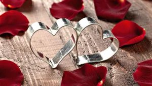 Cute and Romantic Couple Love Wallpapers for Mobile and PC - image 19