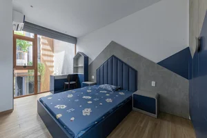 Modern Split-Level Townhouse Design Maximizing Natural Light and Space - image 3
