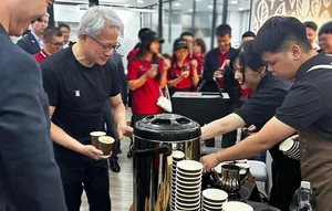NVIDIA CEO Jensen Huang Enjoys Authentic Hanoi Pho During Vietnam Visit - image 1