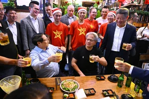 NVIDIA CEO Jensen Huang Enjoys Authentic Hanoi Pho During Vietnam Visit - image 3