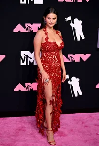 MTV VMAs 2023: The Most Iconic Red Carpet Fashion Looks - image 1