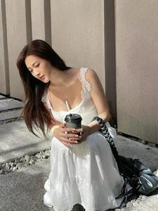 The Viral Hanoi Street Vendor Captivating the Internet with Her Beauty - image 1