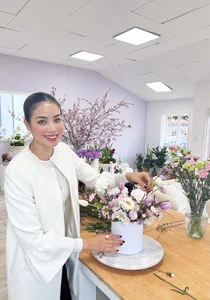 Miss Universe Vietnam Pham Huong Shines with Stunning Beauty at 33 - image 7