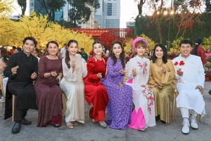 Vietnamese Celebrities Celebrate Early Spring: Festive Fashion and Traditions - image 3