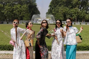 Vietnamese Celebrities Celebrate Early Spring: Festive Fashion and Traditions - image 5
