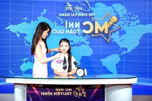 Thanh Mai Radiates Elegance as Judge for National Child MC Contest - image 5