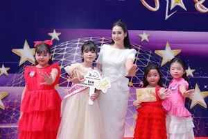 Thanh Mai Radiates Elegance as Judge for National Child MC Contest - image 1