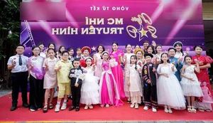 Thanh Mai Radiates Elegance as Judge for National Child MC Contest - image 2