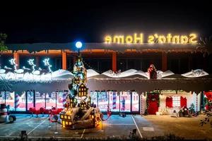 Festive Christmas Check-In Spots at Ecopark Urban Areas Attract Crowds - image 6