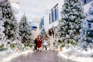 Festive Christmas Check-In Spots at Ecopark Urban Areas Attract Crowds - image 10