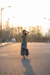 Yituyu Gilded Satin Slip Dress: Lin Yu Twilight Street Monologue - image 1