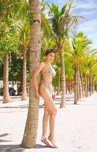 U40 Vietnamese Beauty Queen Flaunts Tasteful Swimsuit Figure - image 8