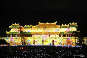 10,000 Visitors Admire Glow of Ngo Mon Gate in Hue - image 4
